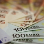 Успешный предприниматель за работой на маркетплейсах